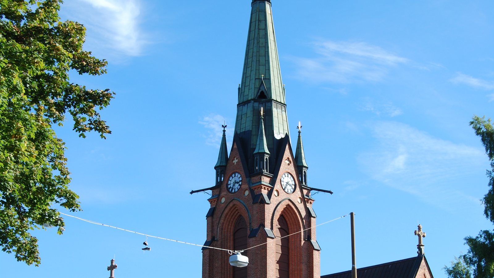 Mittskeppet i Umeå stads kyrka, ljusa valv och bänkar mot koret.