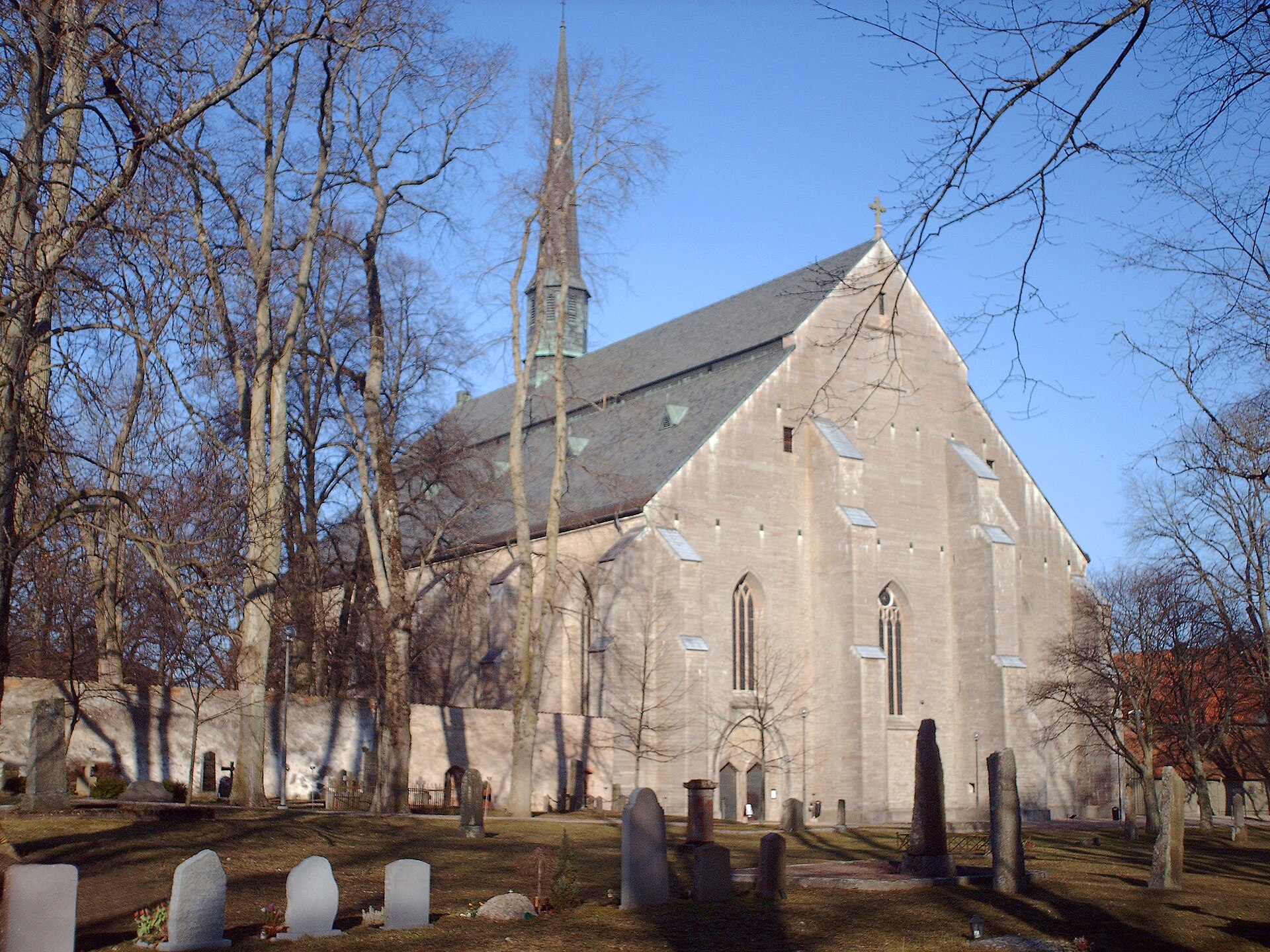 Vadstena klosterkyrka, tegelkyrka med torn.
