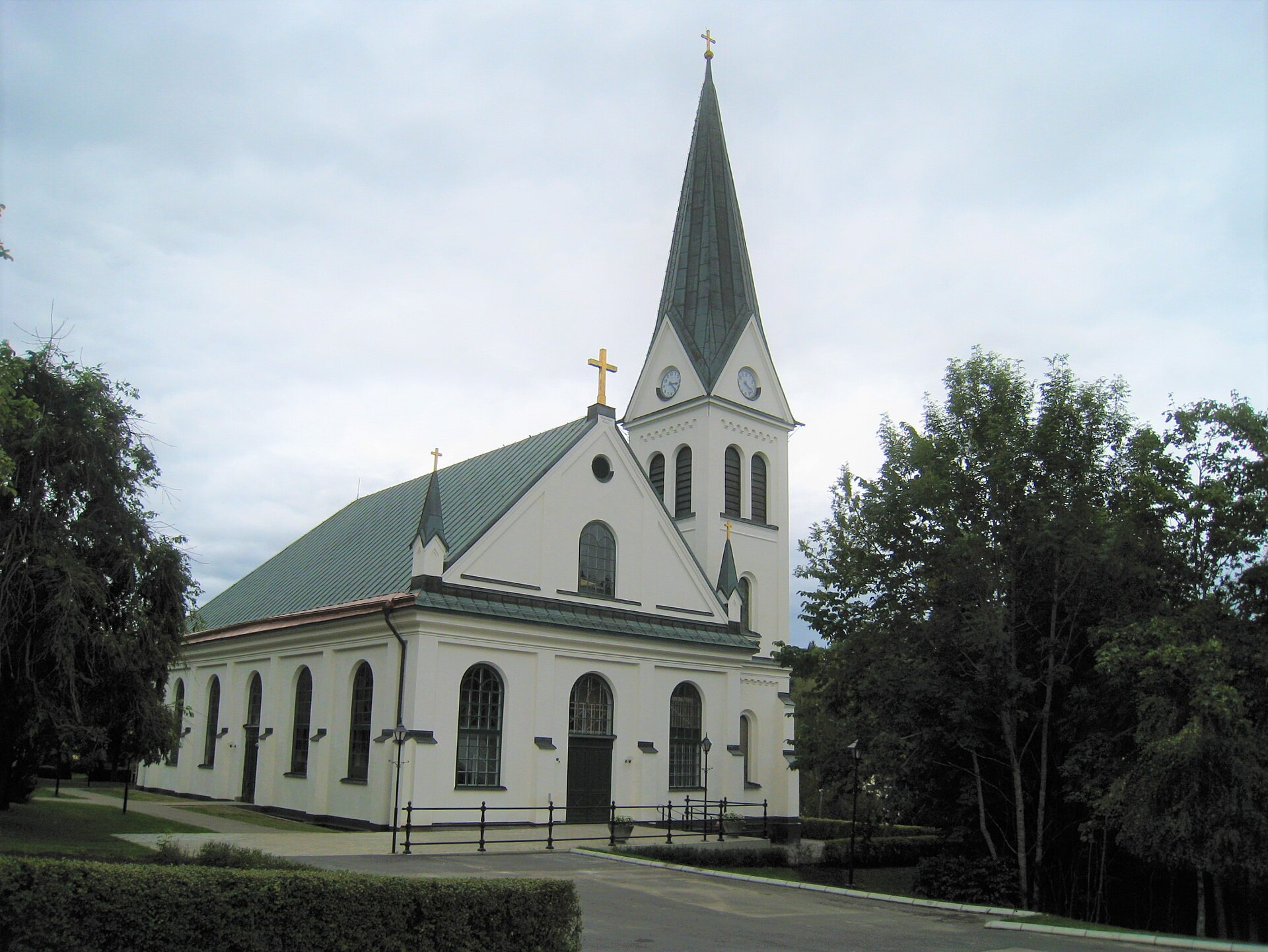 Valdemarsviks kyrka, stenkyrka med torn.