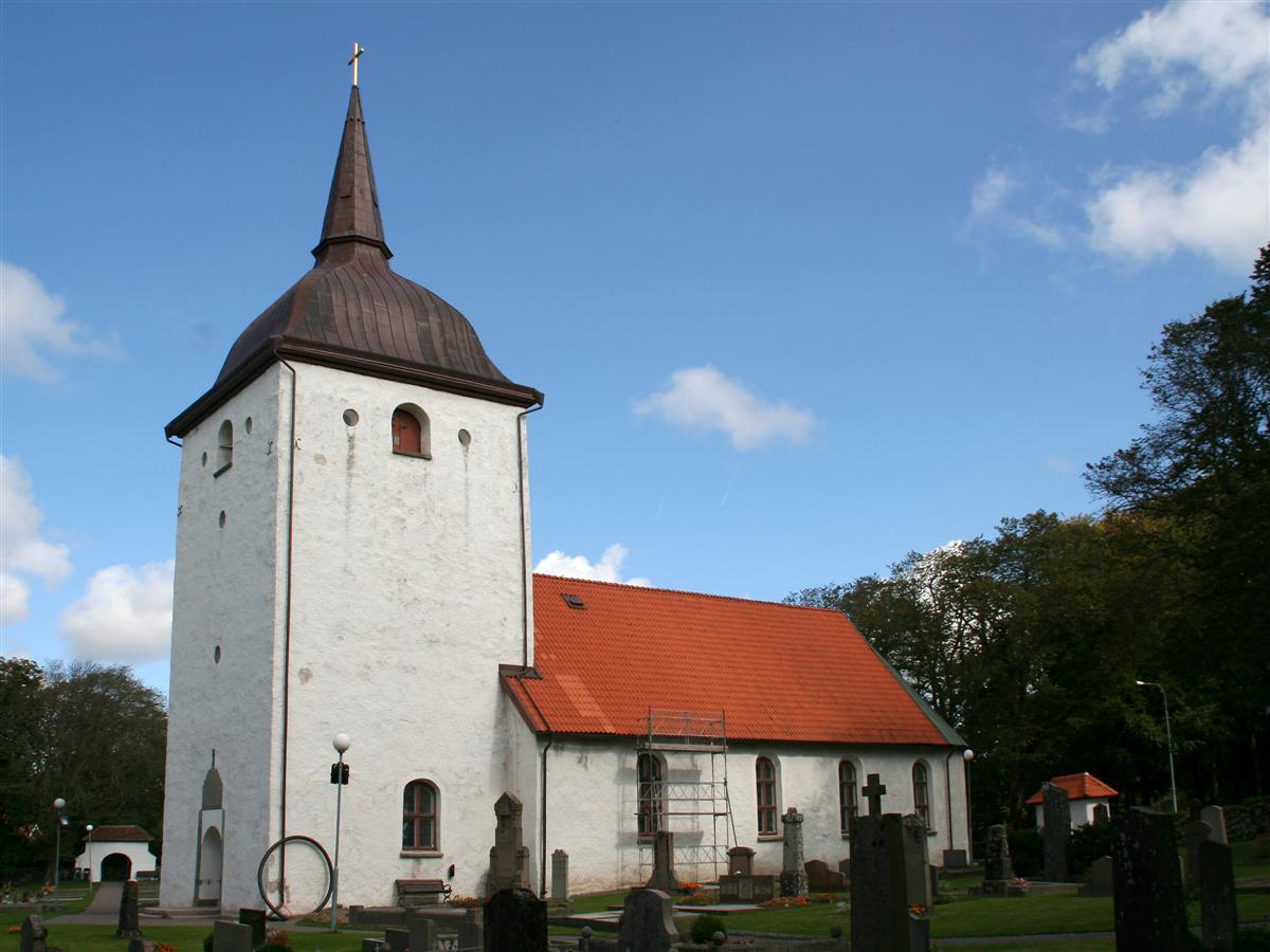 Vallda kyrka, sockenkyrka nära Kullavik.