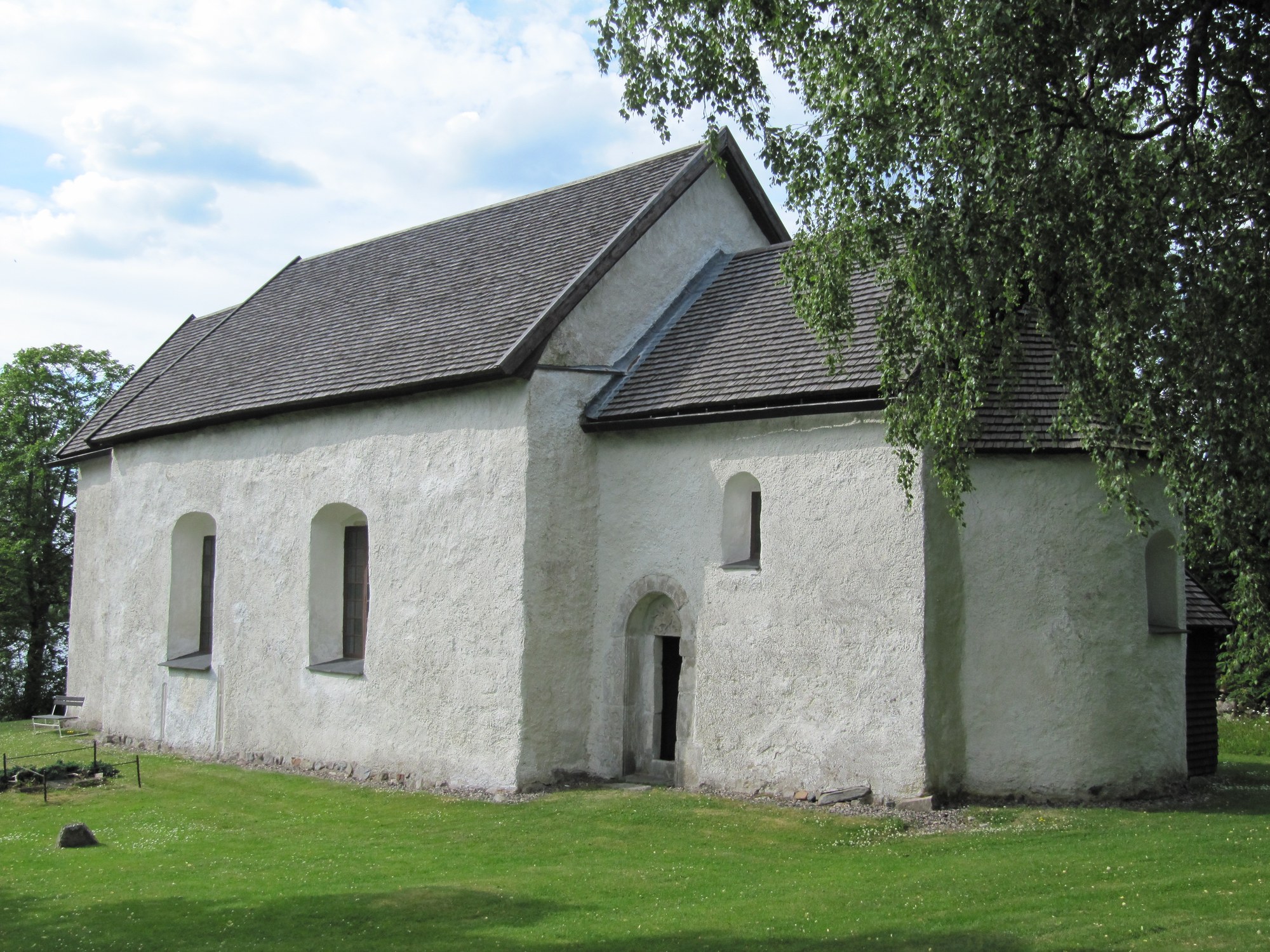 Vallsjö gamla kyrka i Sävsjö, stenkyrka med torn.