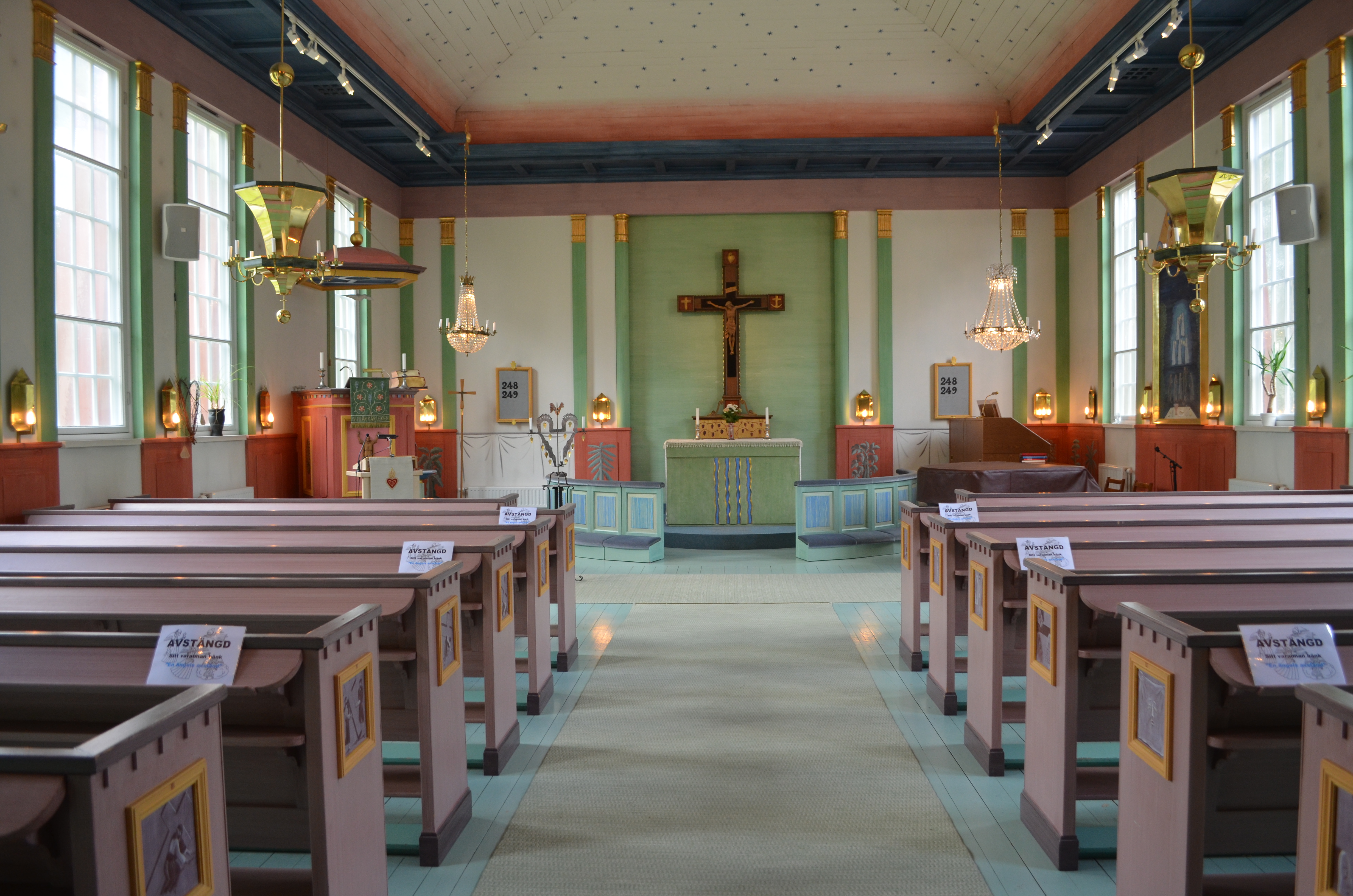 Vansbro kyrka, vit kyrka med svart tak och torn.