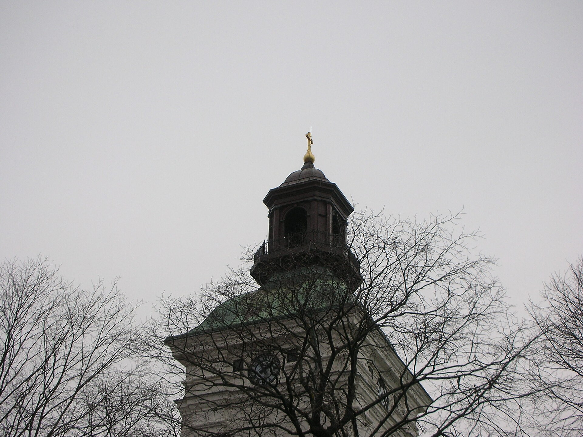 Varbergs kyrka, tegelkyrka med torn fotograferad utifrån.