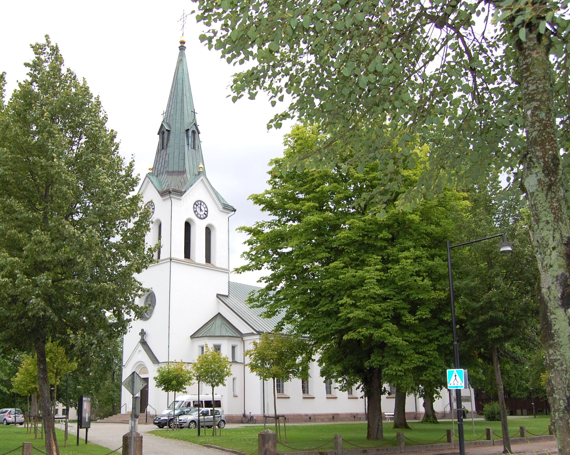Värnamo kyrka, kyrka med torn mot himlen.