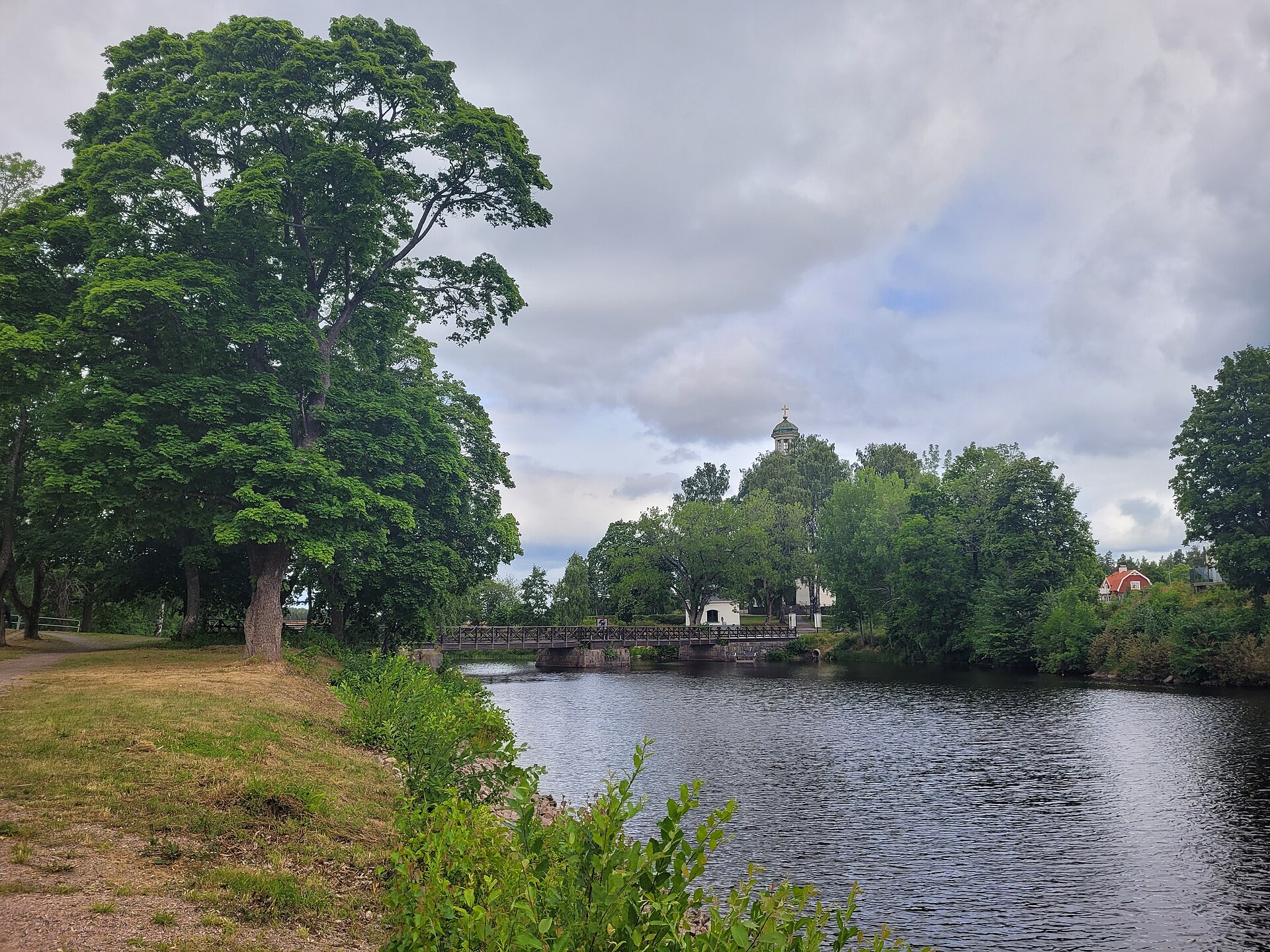 Västanfors kyrka i Fagersta, kyrka med torn.