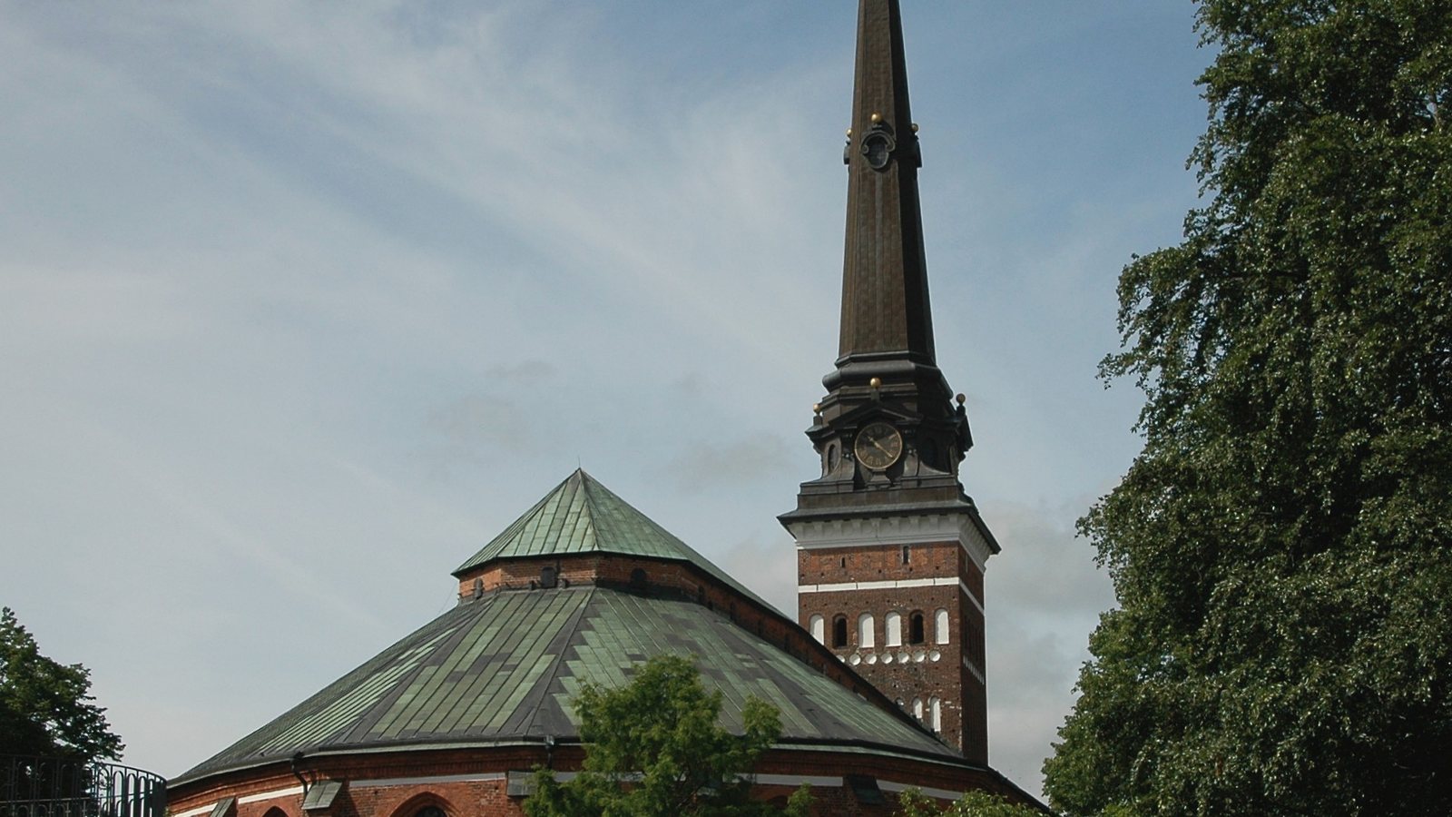 Västerås domkyrka, tegel och torn mot himlen.