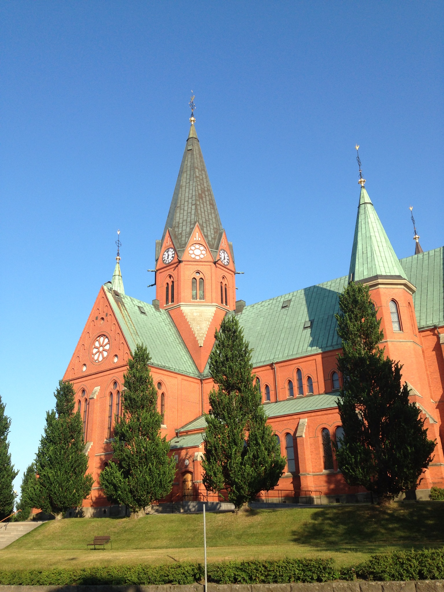 Sankt Petri kyrka i Västervik, tegelkyrka med torn.