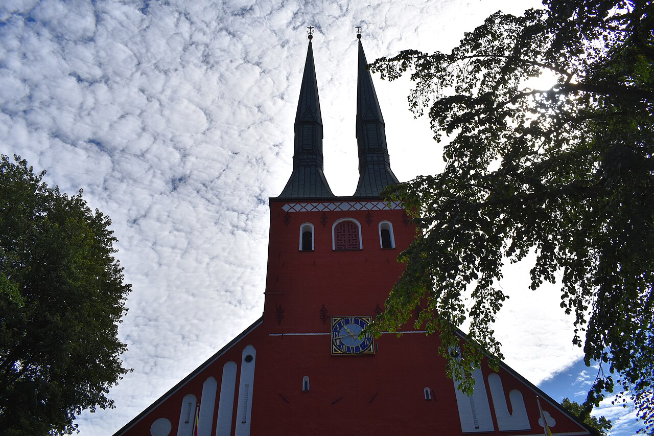 Växjö domkyrka, tegel och torn sett från sidan.