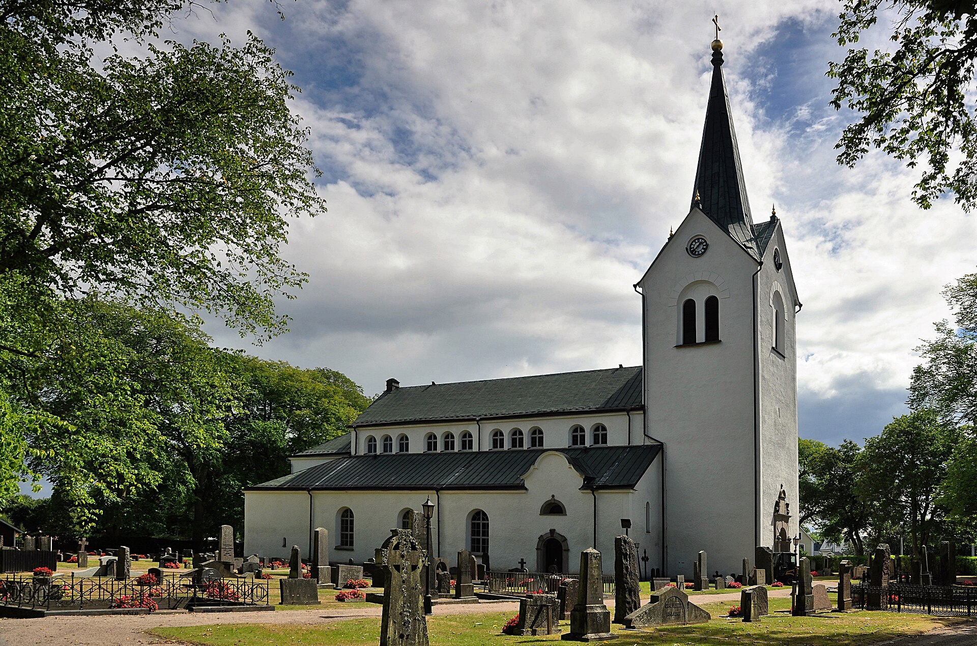 Vetlanda kyrka, kyrka med torn mot himlen.