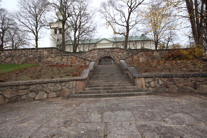 Vimmerby kyrka, kyrka med torn mot himlen.