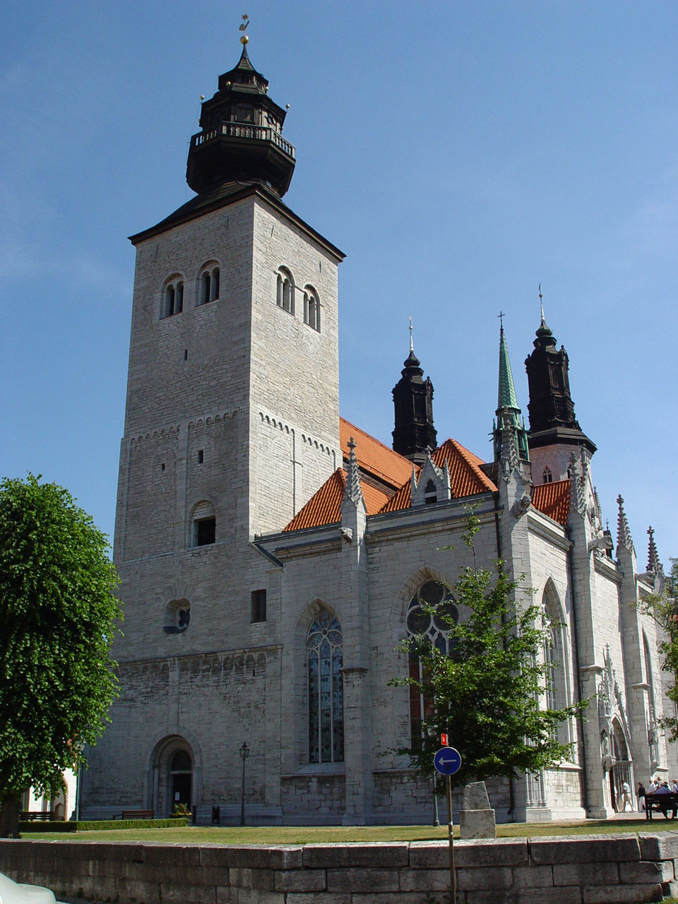 Visby domkyrka, tegel och torn mot himlen.