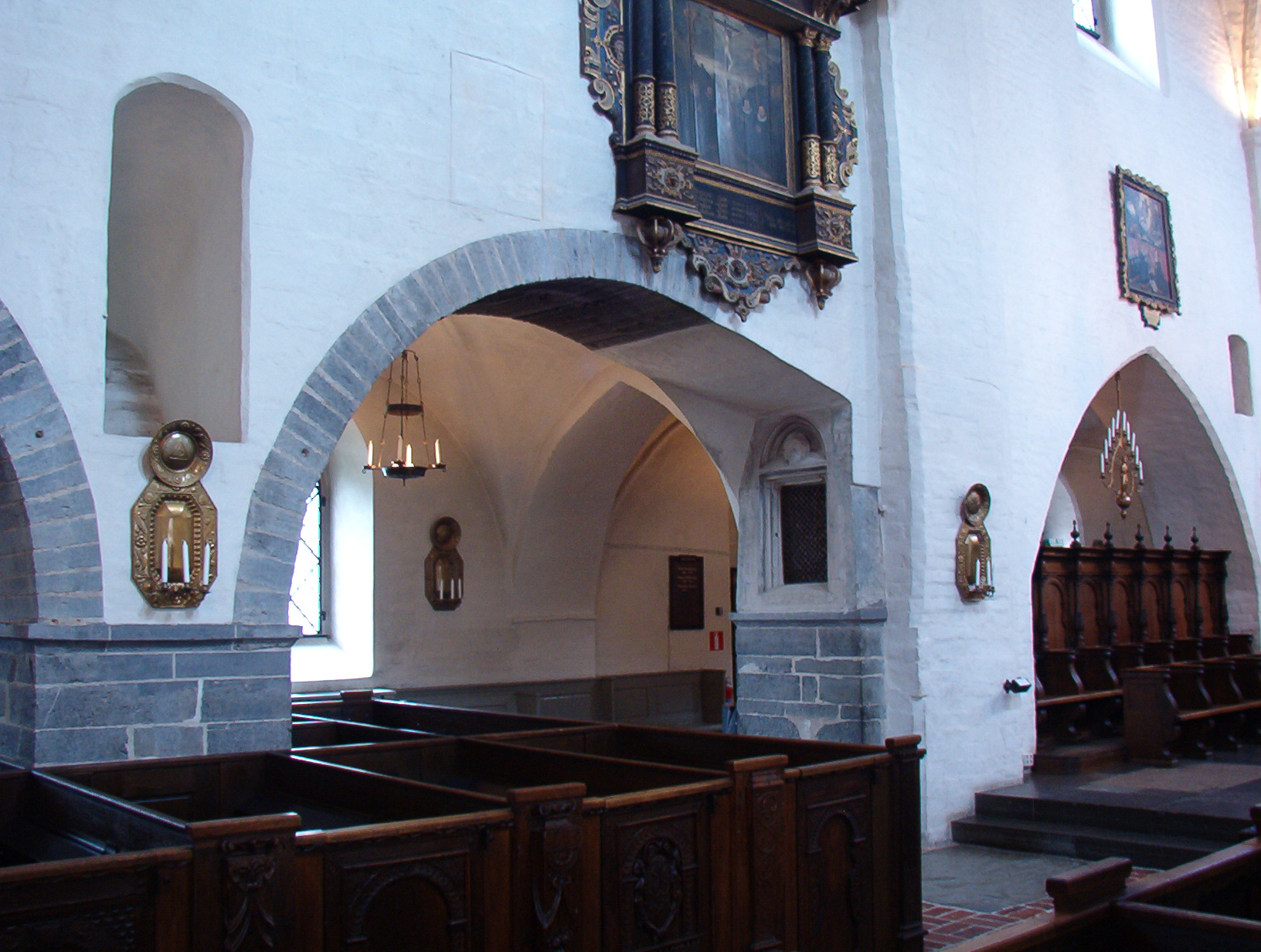 Interiör i Sankta Maria kyrka i Ystad, valv och bänkar mot koret.